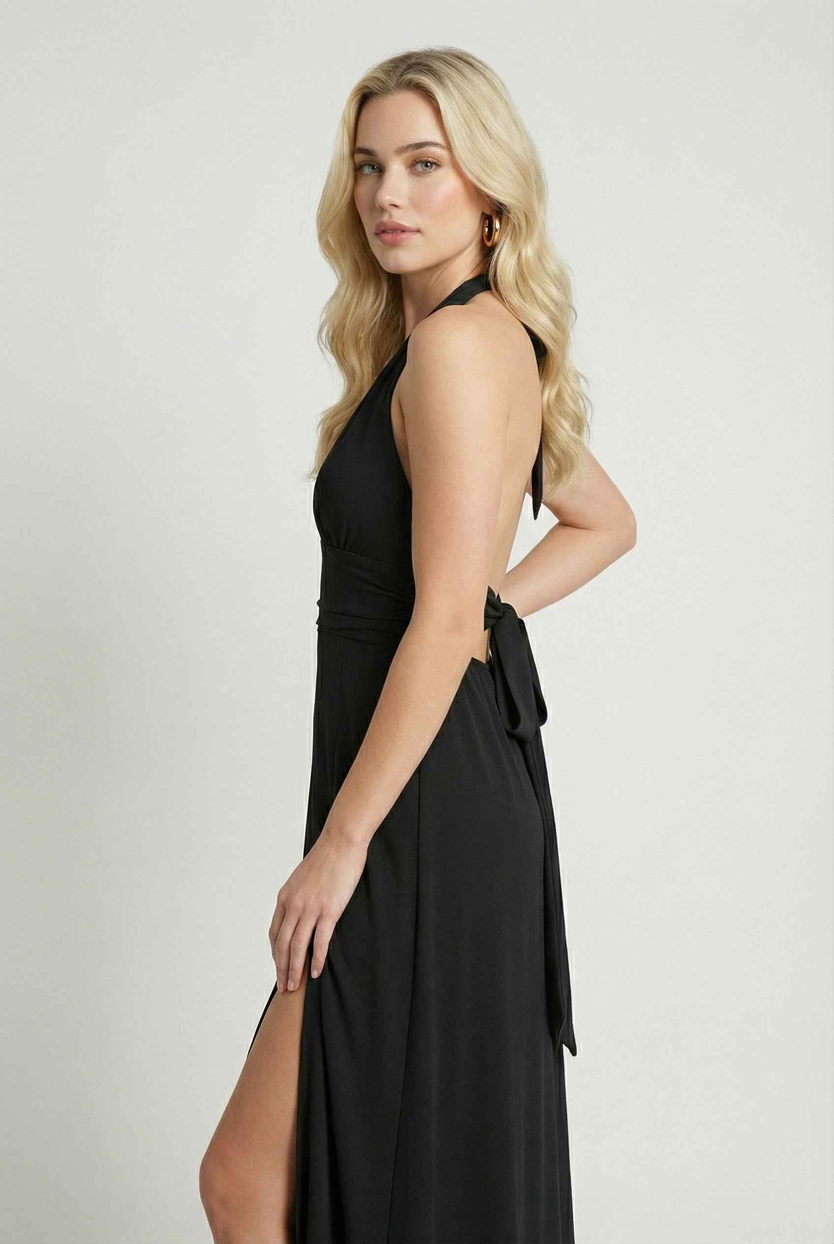 Isabella | Elegant Black Halter Neck Dress with Versatile Fit - Lumina