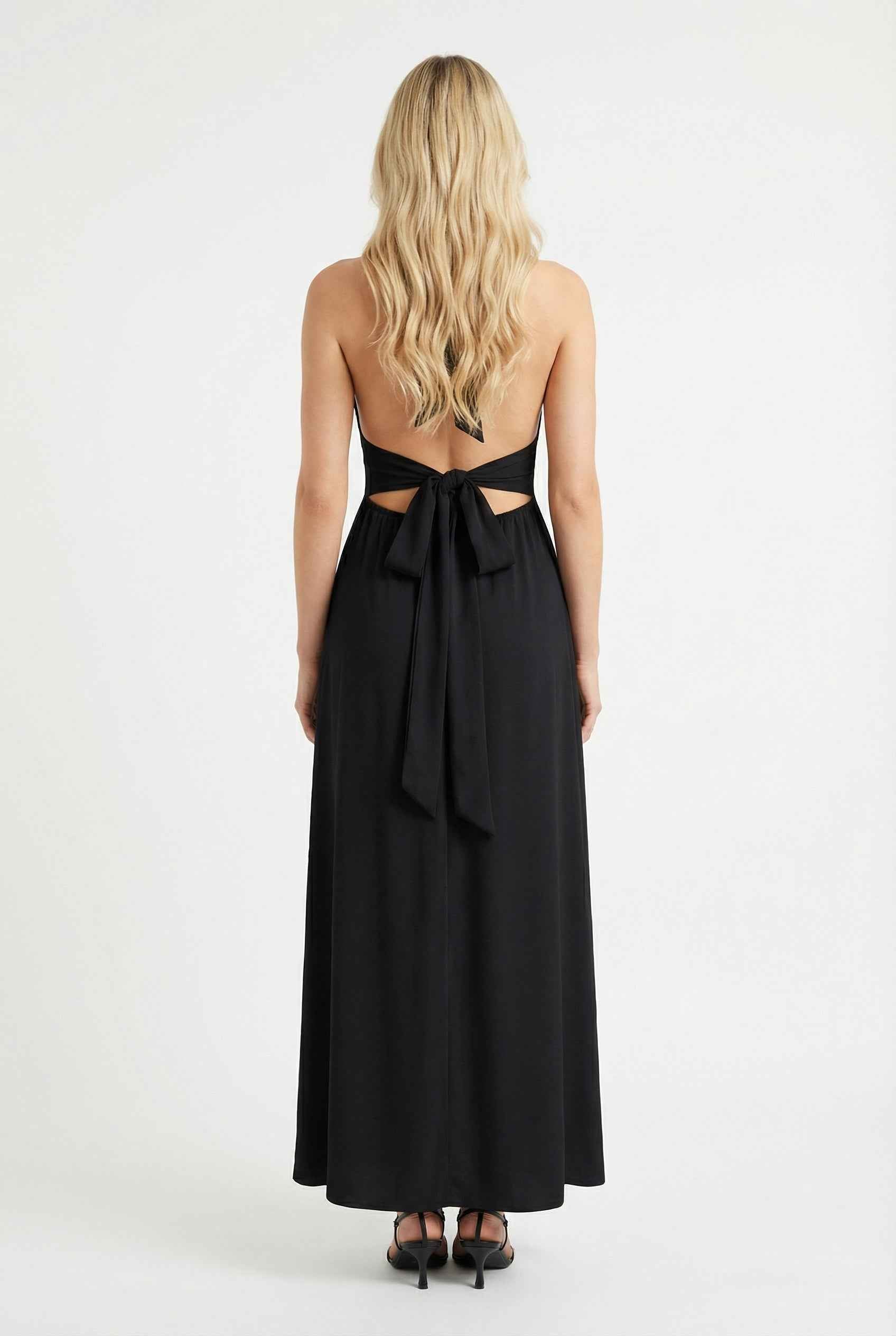 Isabella | Elegant Black Halter Neck Dress with Versatile Fit - Lumina