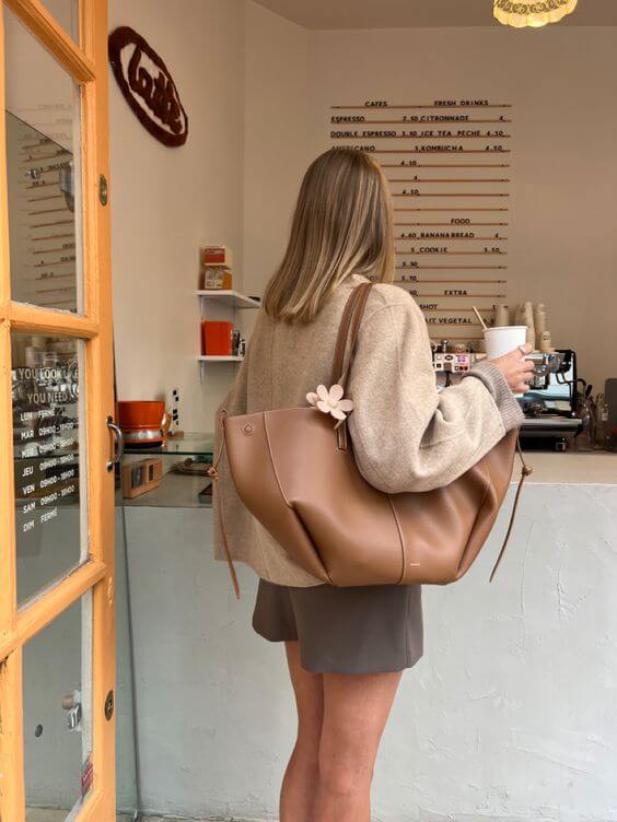 Isabella | Oversized Vintage Handbag with Versatile Straps - Lumina