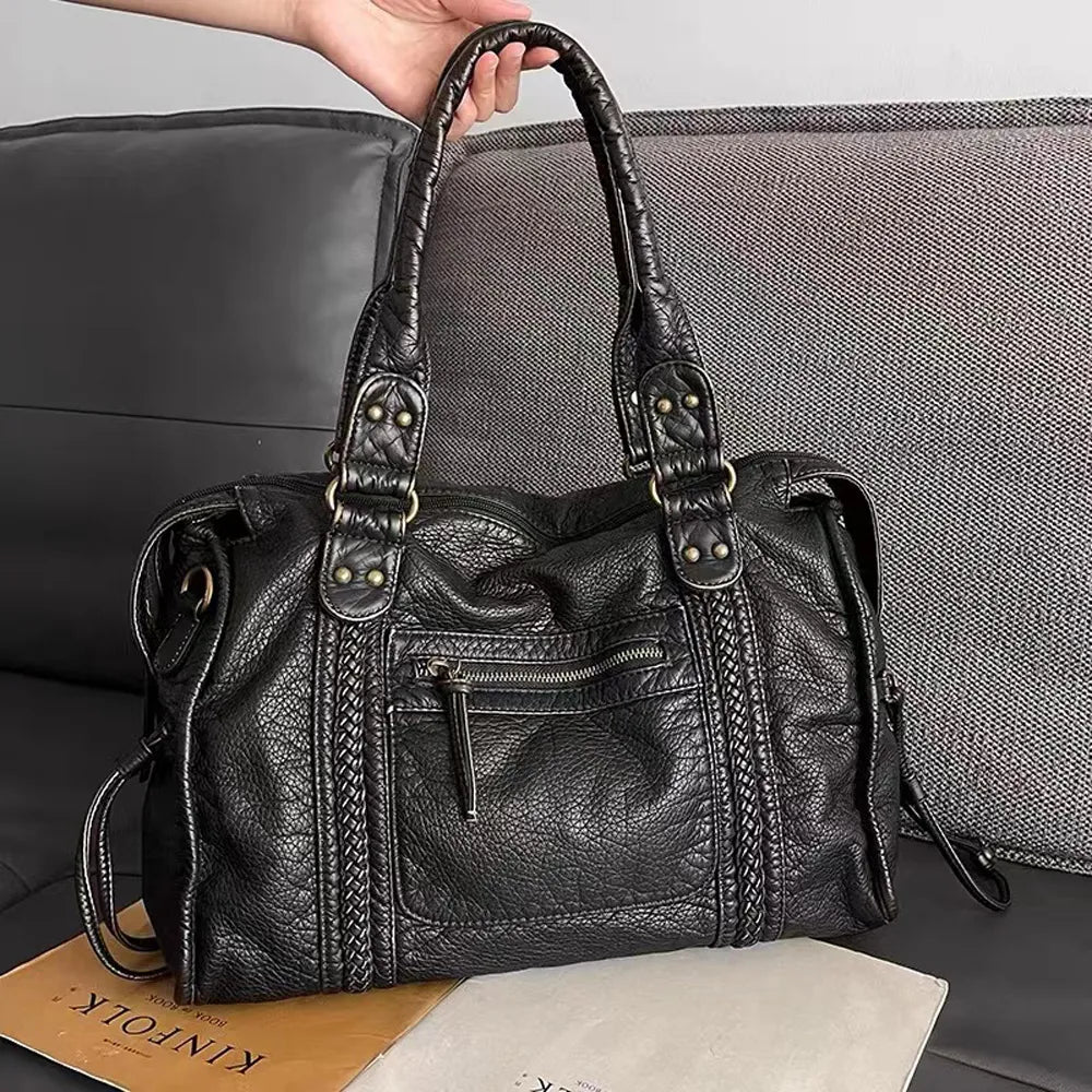 Isabella | Vintage-Inspired Black Handbag with Spacious Design - Lumina