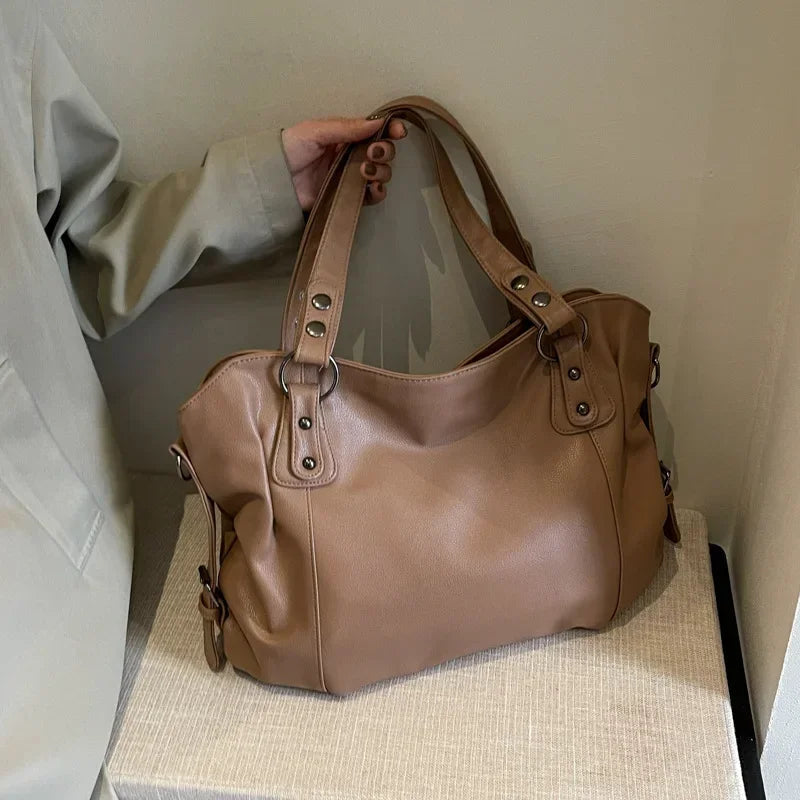 Lunelle | Spacious Black Handbag with Versatile Strap - Lumina