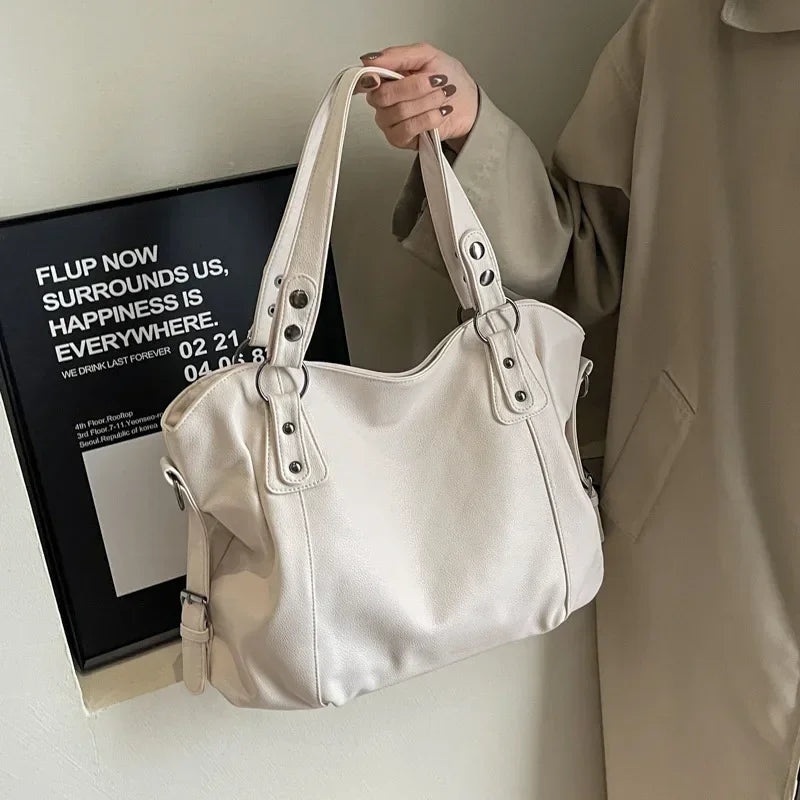 Lunelle | Spacious Black Handbag with Versatile Strap - Lumina