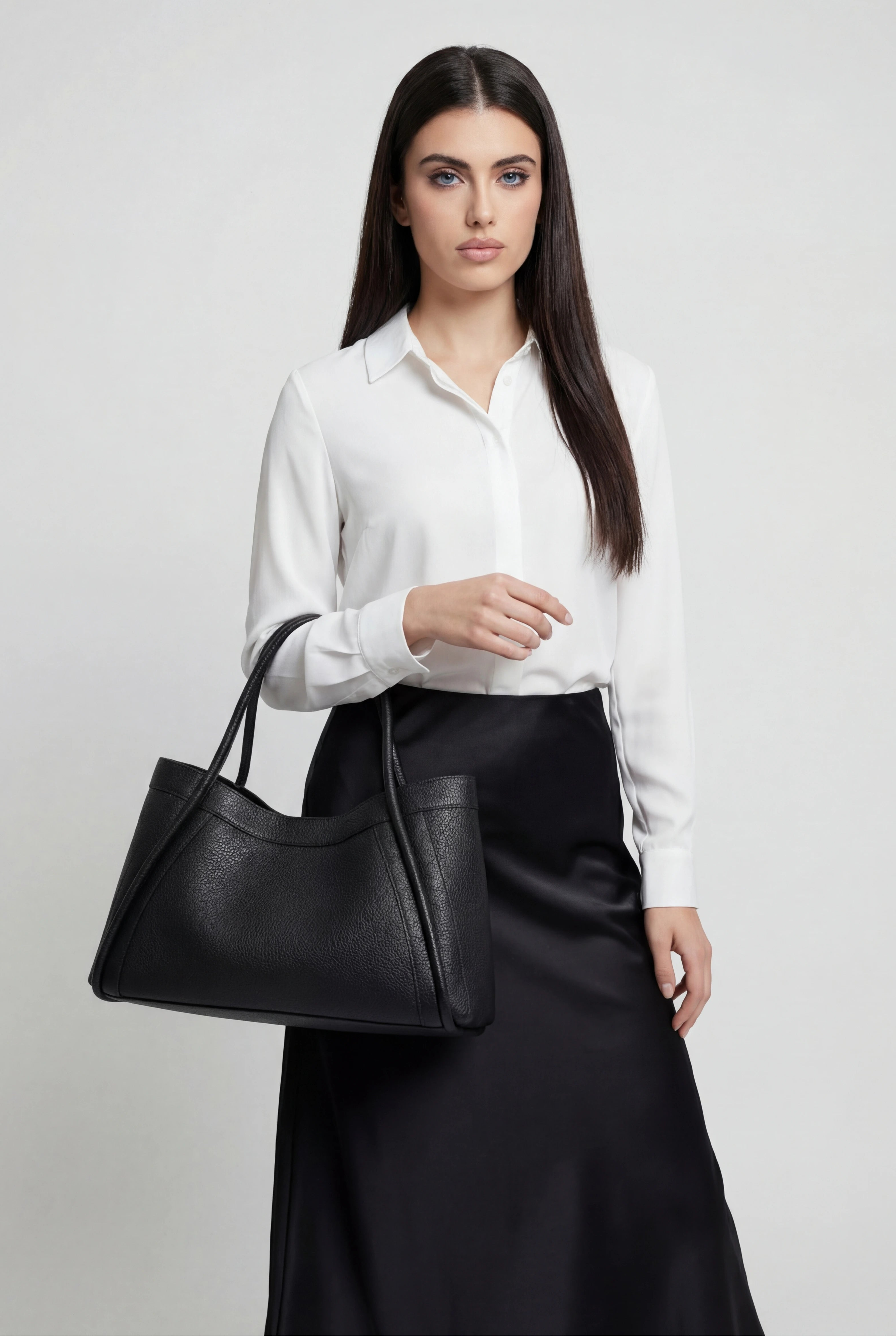 Victoria | Chic Black Tote Bag with Spacious Pockets - Lumina