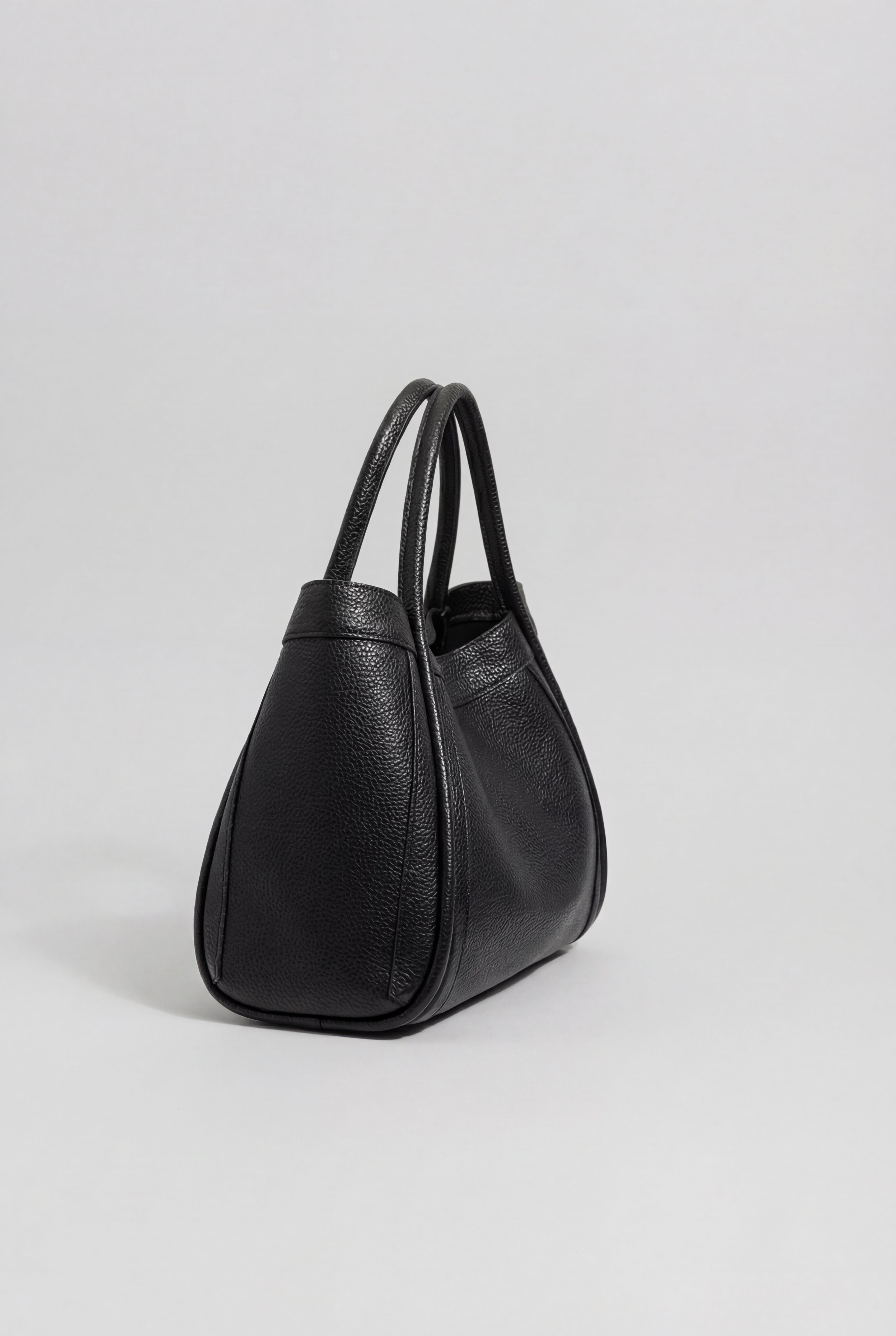 Victoria | Chic Black Tote Bag with Spacious Pockets - Lumina