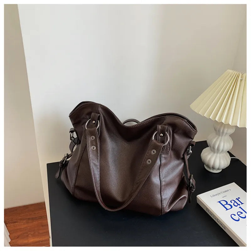 Victoria | Elegant Black Tote Bag with Spacious Design - Lumina