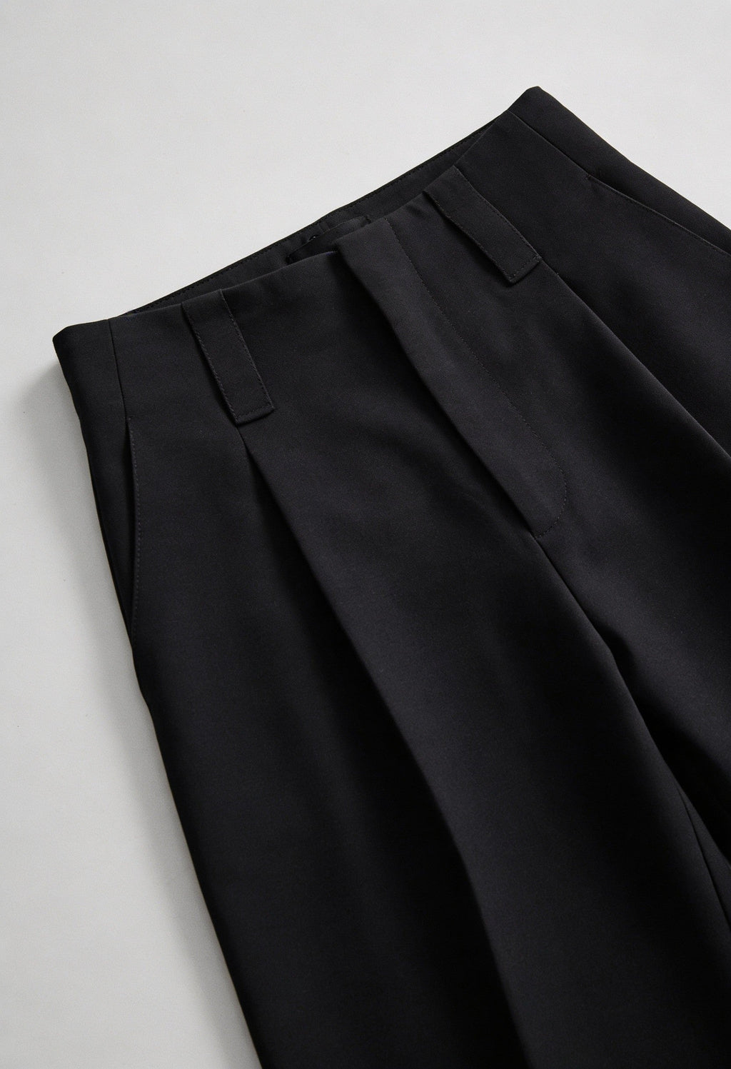 Victoria | Elegant High-Waisted Black Trousers with Pleats - Lumina