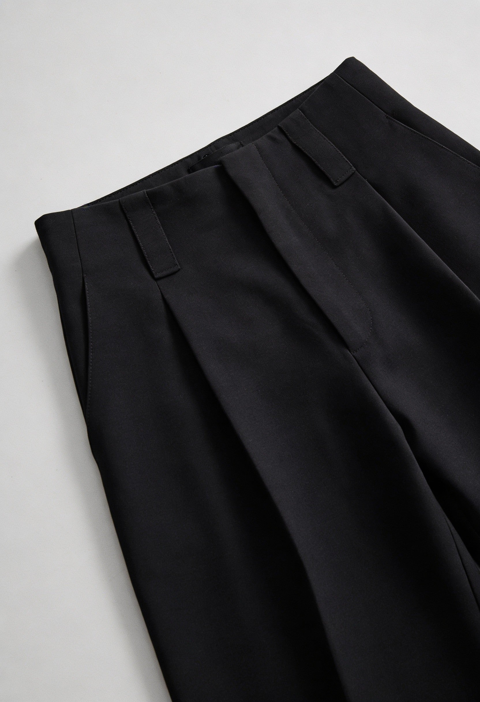 Victoria | Elegant High-Waisted Black Trousers with Pleats - Lumina