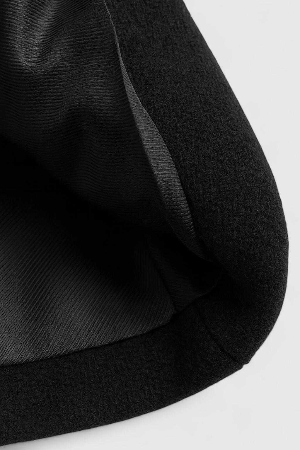 Victoria | Elegant Lightweight Black Windbreaker Jacket with Flattering Fit - Lumina