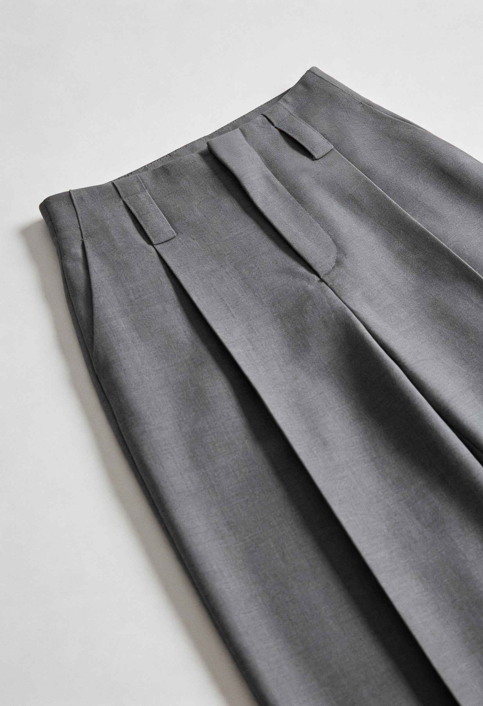 Victoria | Tailored Gray Pleated Trousers with Stretch Comfort - Lumina